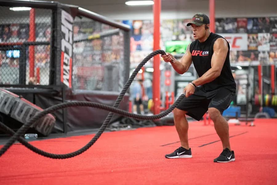 Entraînement aux cordes ondulatoires dans un club UFC GYM